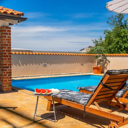 Beautiful Sabrina With Pool In Villa