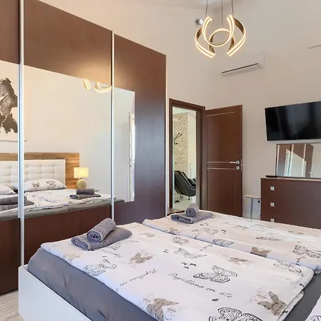 Beautiful Sabrina With Pool In Villa *