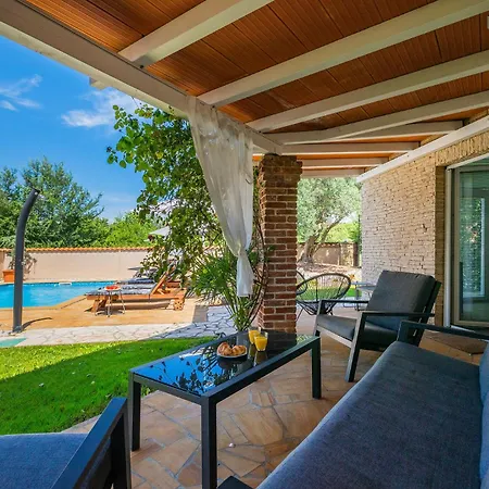 Beautiful Sabrina With Pool In Villa Višnjan