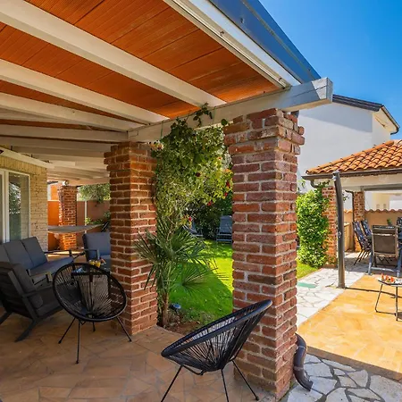 Beautiful Sabrina With Pool In Višnjan