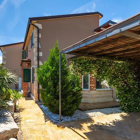 Villa Beautiful Sabrina With Pool In