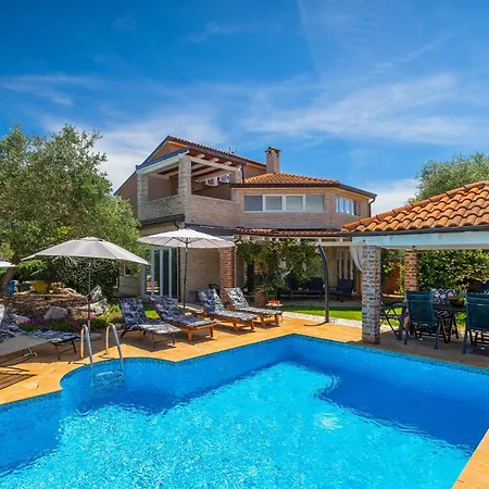 Villa Beautiful Sabrina With Pool In Visnjan