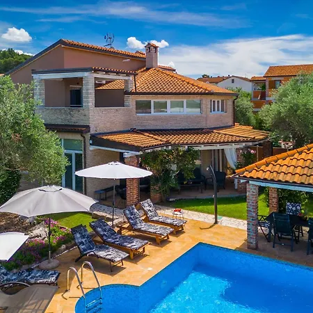 Villa Beautiful Sabrina With Pool In *